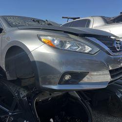 Right Headlight For A 2017 Altima