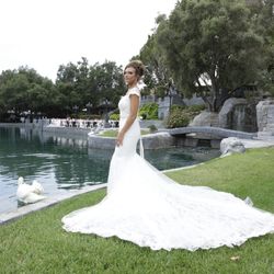 ✨ Custom-Made Lace Wedding Dress – Elegant, Comfortable & Unique ✨ 📍San Diego, CA| 💰 Asking $450 (Paid $3,200) Optional: Matching long-train veil av