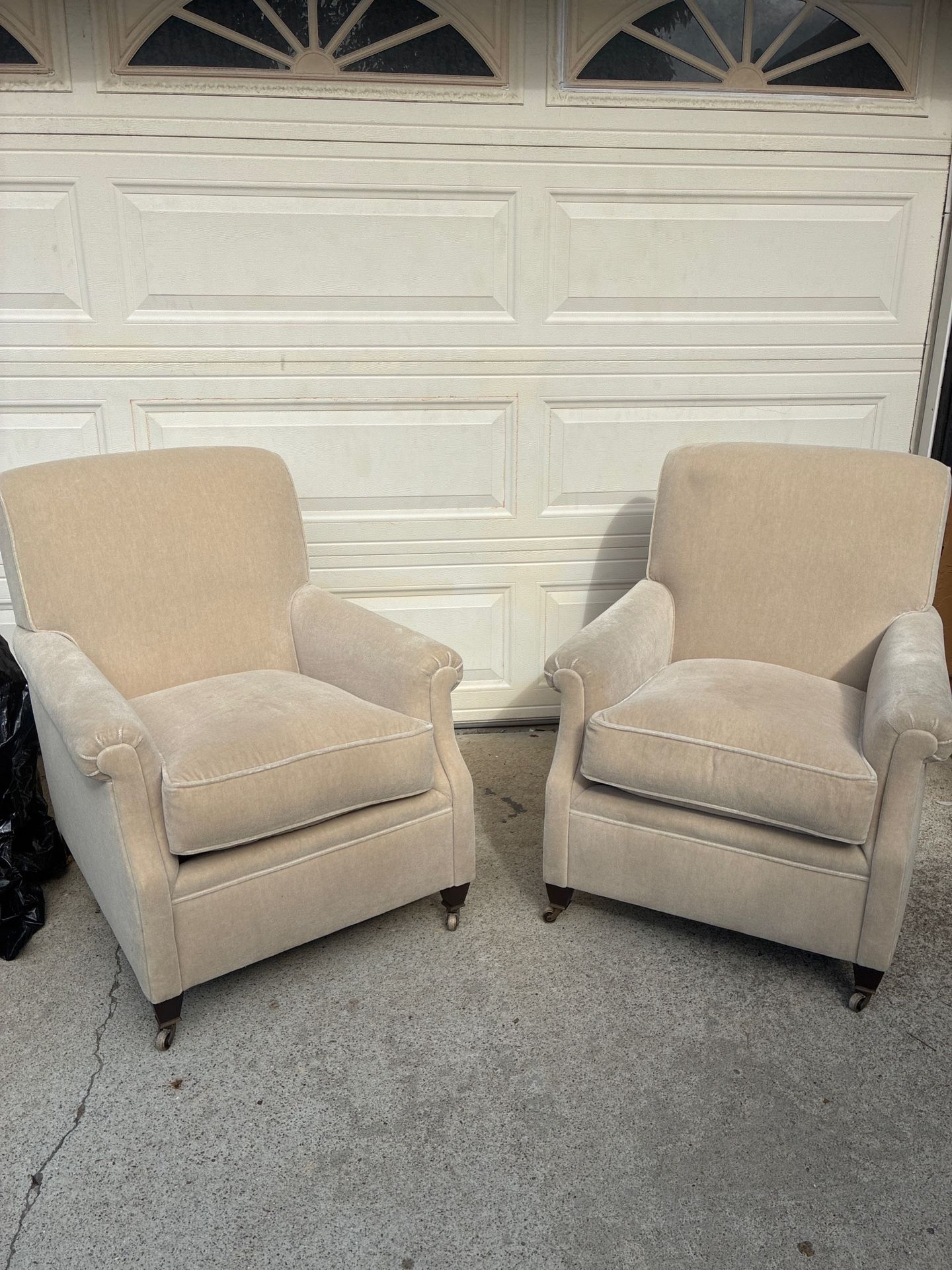 🔥 Beautiful Matching Armchairs – Like New! Neutral Beige – MUST GO 🔥