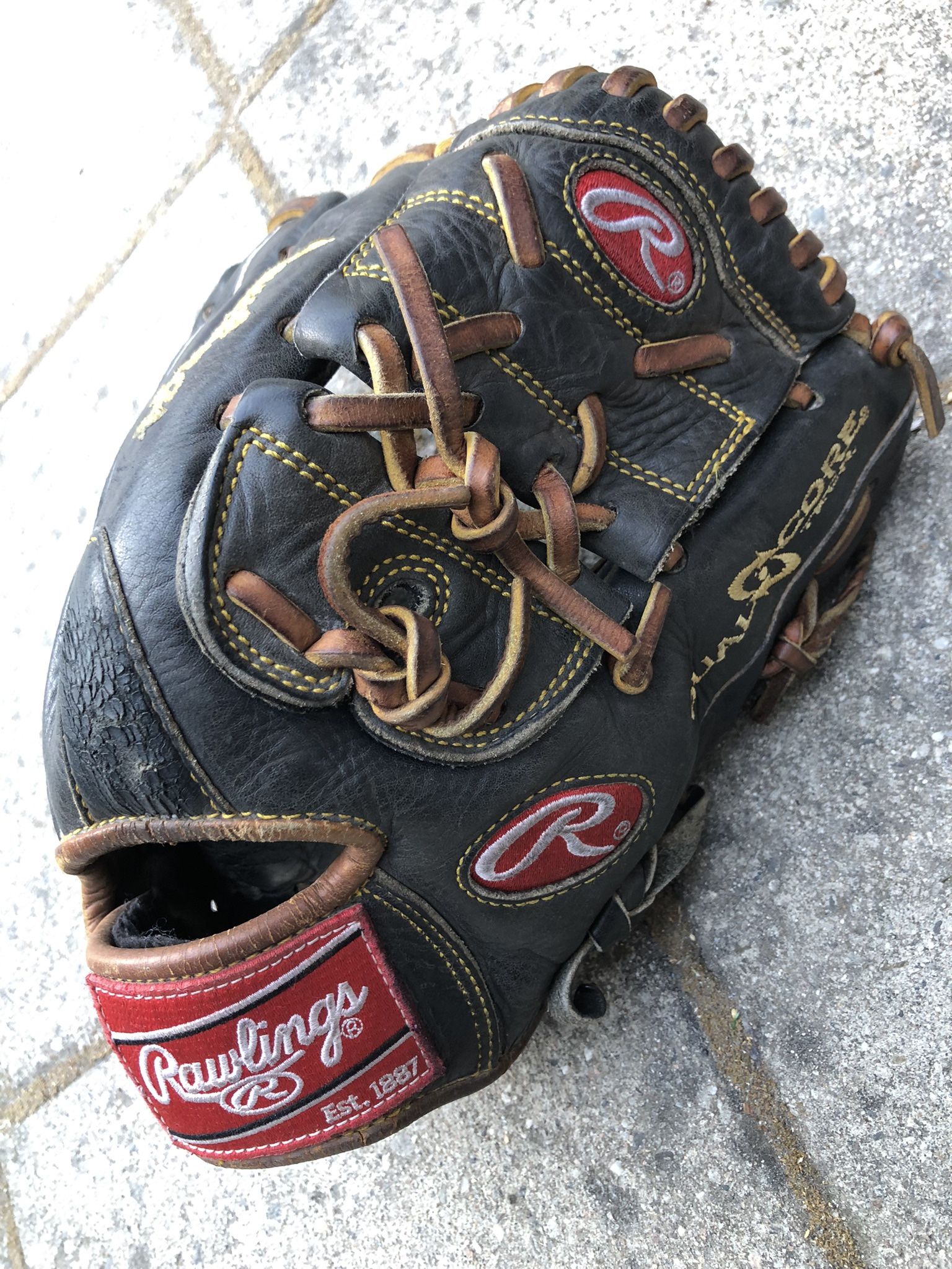 Rawlings Heart Of The Hide Baseball Glove Sz 11 3/4” . Has normal wear bit still a solid quality glove. $90 firm! Check out the pics