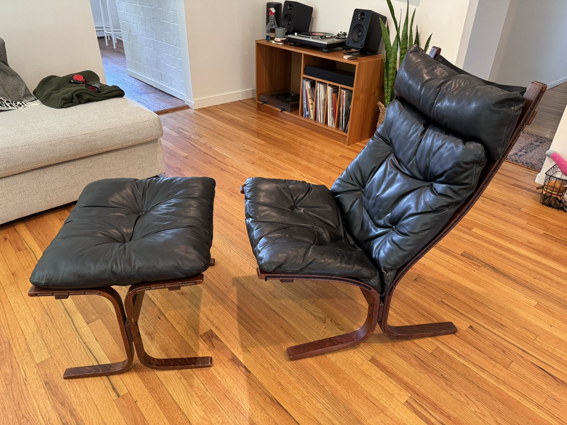 Westnofa Siesta Lounge Chair And Ottoman