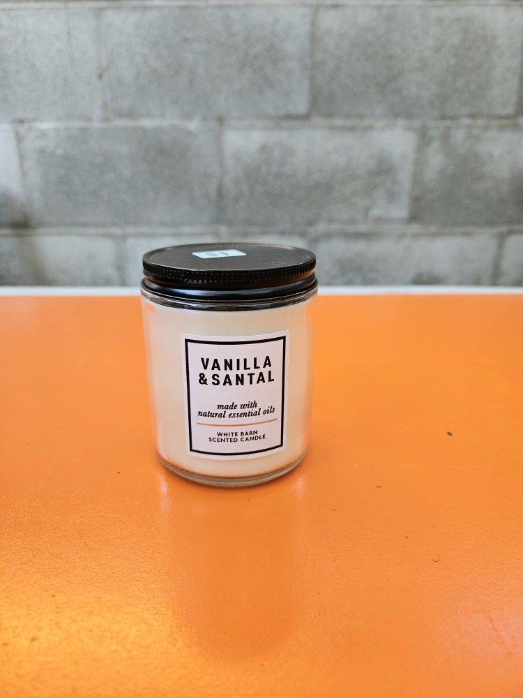 White Barn - Vanilla and Santal candle