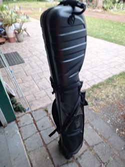 Self contained  golf travel bag