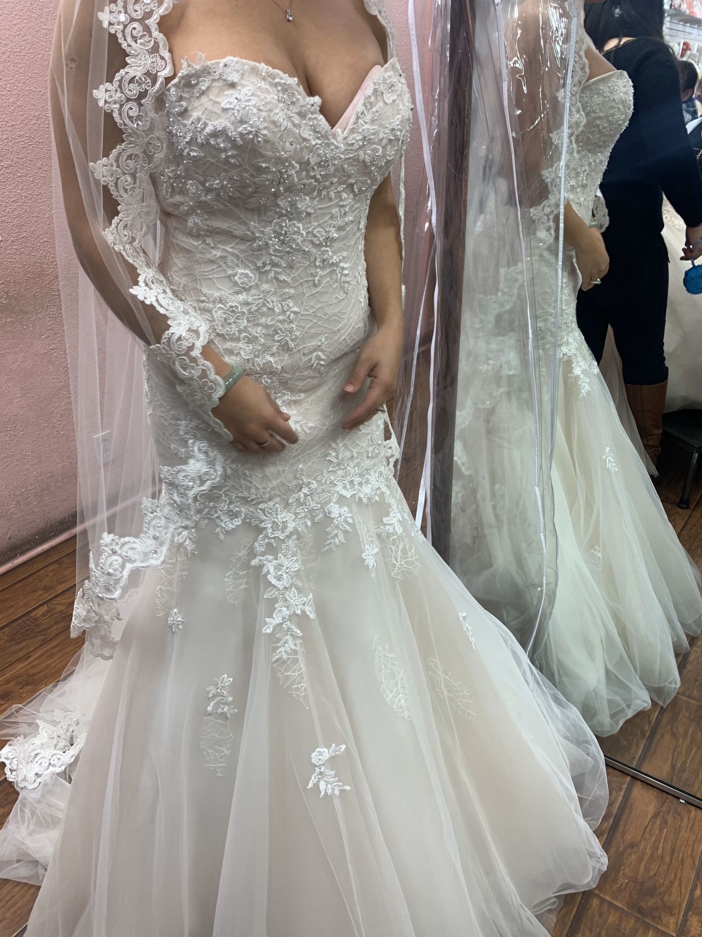 Beautiful wedding dress size 8 never used includes veil