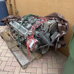 Ford 302 Windsor with 3 speed automatic transmission with shift kit runs strong new spark plugs Carb