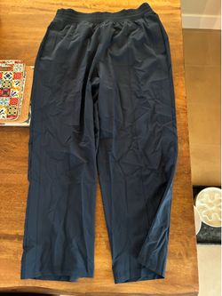Lululemon size 6 blue capris
