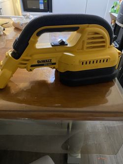 DEWALT VACUUM  CON BATERIA Y CARGADOR 