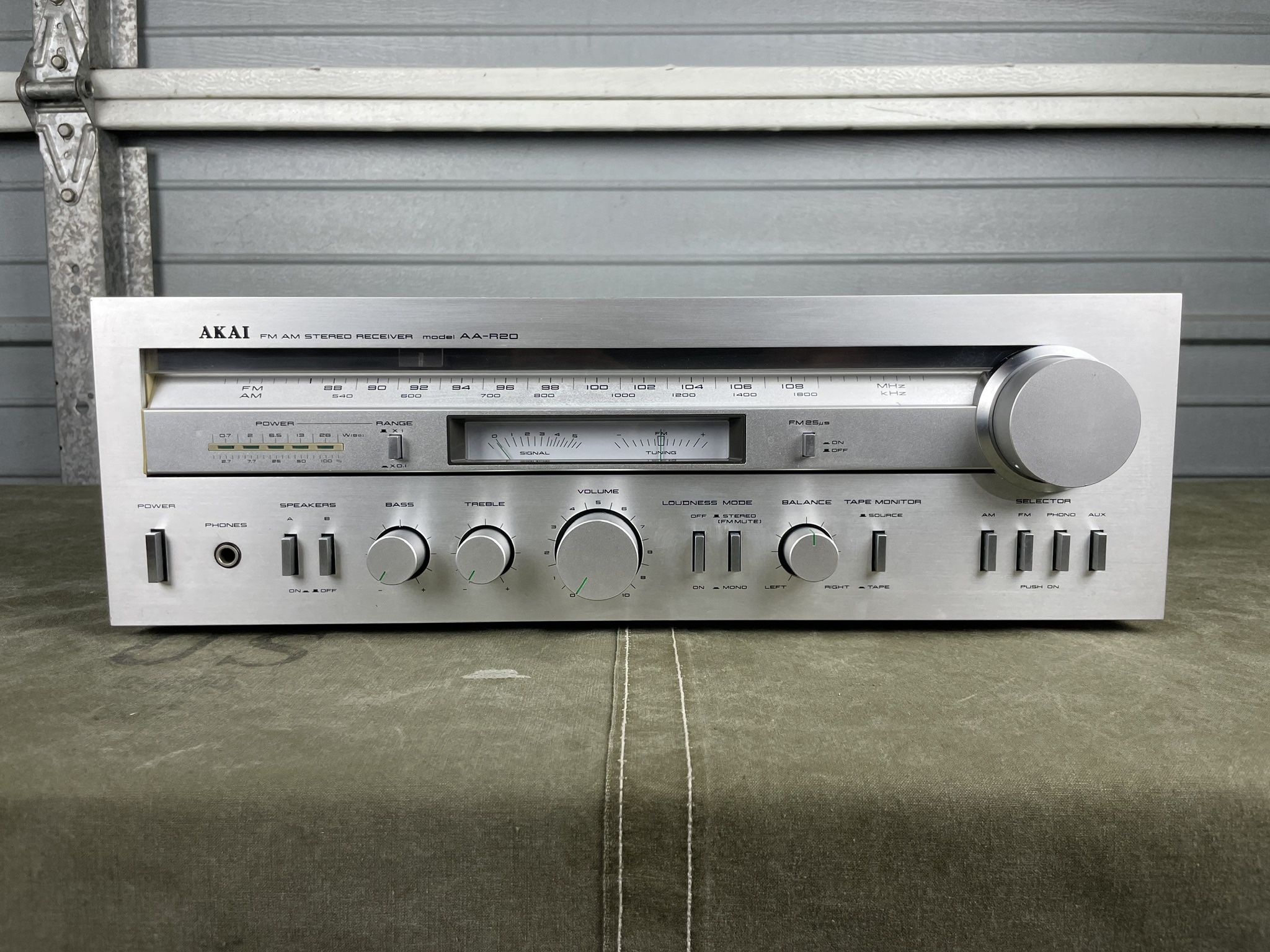 Akai AA-R20 Stereo Receiver Amp Tuner Vintage Silver Face 70s 80s  Tested Cleaned 