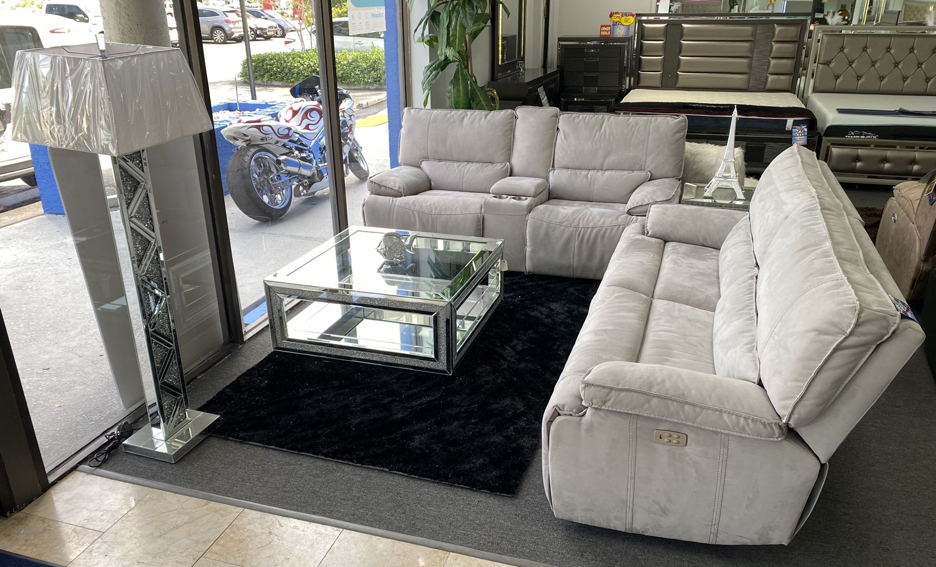 Micro-Fiber Power Recliner with USB Ports Now $2,499/Sillón reclinable eléctrico de microfibra con puertos USB Ahora $2,499