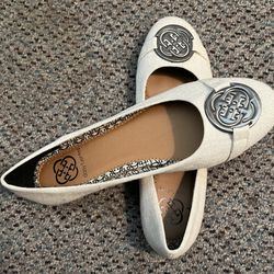 New Daisy Fuentes Ballet Flat Women Shoes Size 7.5 With Metal Emblem. Cream 