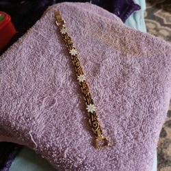 White Daisies 14k Gold 7/14 In Long 3/4 In Wide