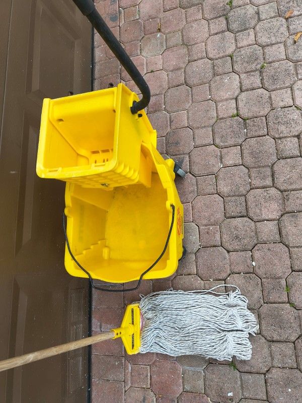 Rubbermaid Bucket and Mop