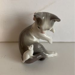 Vintage Lladro cat with mouse.