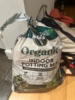 Miracle-Gro Organic Indoor Potting Mix, 16 qt. Protects Against Over & Under Watering, Planting Soil