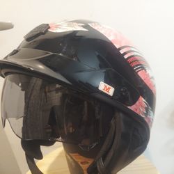 Official Harley Davidson Women's Motorcycle Helmet .size is a Med