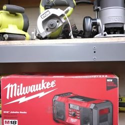 MILWAUKEE M18 JOBSITE RADIO (TOOL ONLY)