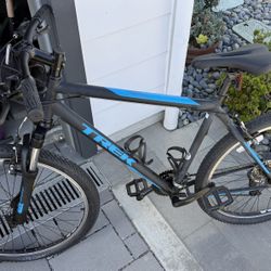 Trek 820 (028) Blue/Black Mountain Bike - Like New