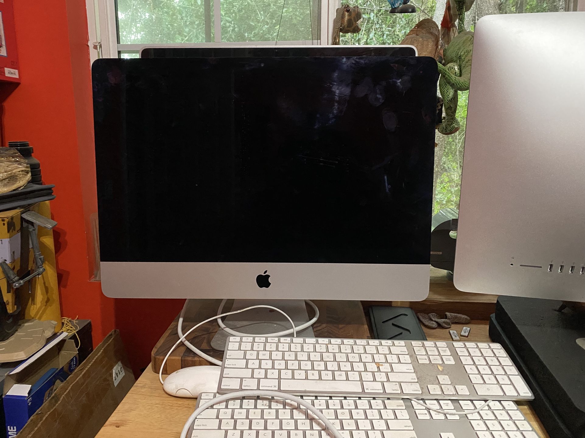 Two Apple computers, two keyboards and one mouse