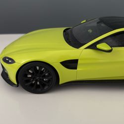 Die-cast Model Car 1:18 