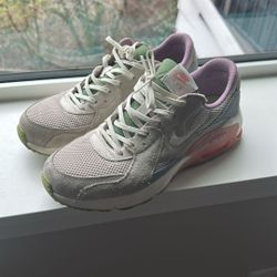WOMAN’s Nike Air Max Excee’s (9.5)