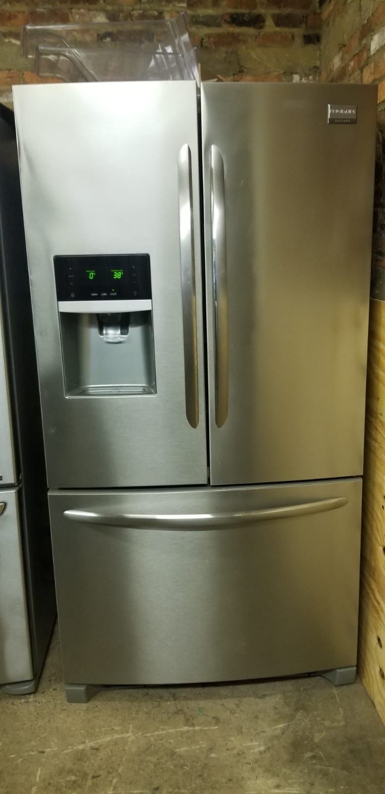Frigidaire 36” inches wide bottom freezer ice maker and water line in excellent working conditions 90 days warranty included