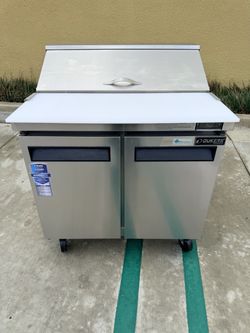 Dukers Appliance Co DSP36-10-S2 36" Sandwich/Salad Prep Table w/ 2 Door, 10 Pans