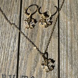 collar y pendientes brillantes y colgante de piedra 