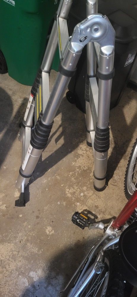 Aluminum telescoping extension ladder