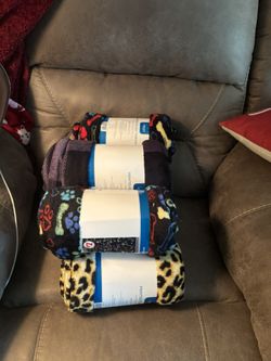 New w/Tag Printed Plush Throws $6   50”x60”  6 avail   *Left over from my gift making basket items  