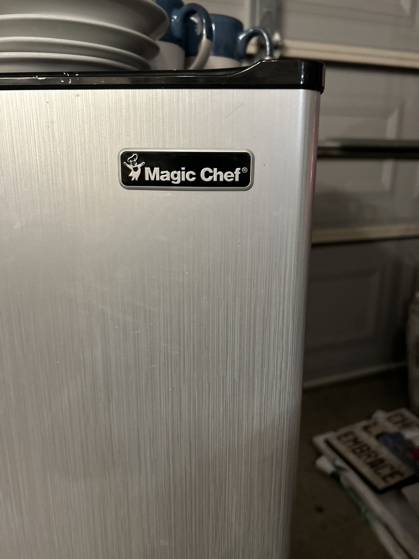 BEAUTIFUL MAGIC CHEF SMALL REFRIGERATOR LIKE NEW
