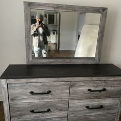 Dresser With Mirror 