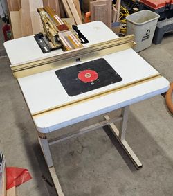 Router table with Precision Fence