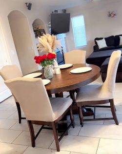 Round dining table  4 chairs -needs alot of tlc
