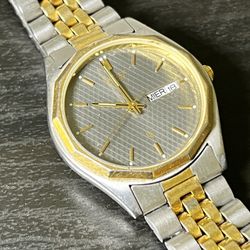 Citizen Men 6100-849256 Quartz Watch Black Dial 2 Tone Bracelet Band Day Date.