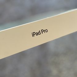 iPad Pro 12.9-inch (256GB, Wi-Fi + Cellular) – Like New – Space Gray