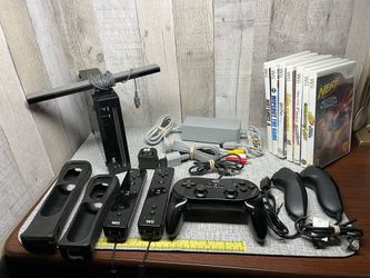 Black Nintendo RVL-101 Wii Console & 2 Remotes/Nunchucks & Power Supply/AV Cable & 7 Video Games