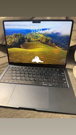 Apple MacBook Air M2 13.6” – Excellent Condition
