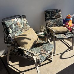 2 Outdoor Lounge Chairs With Cushions 