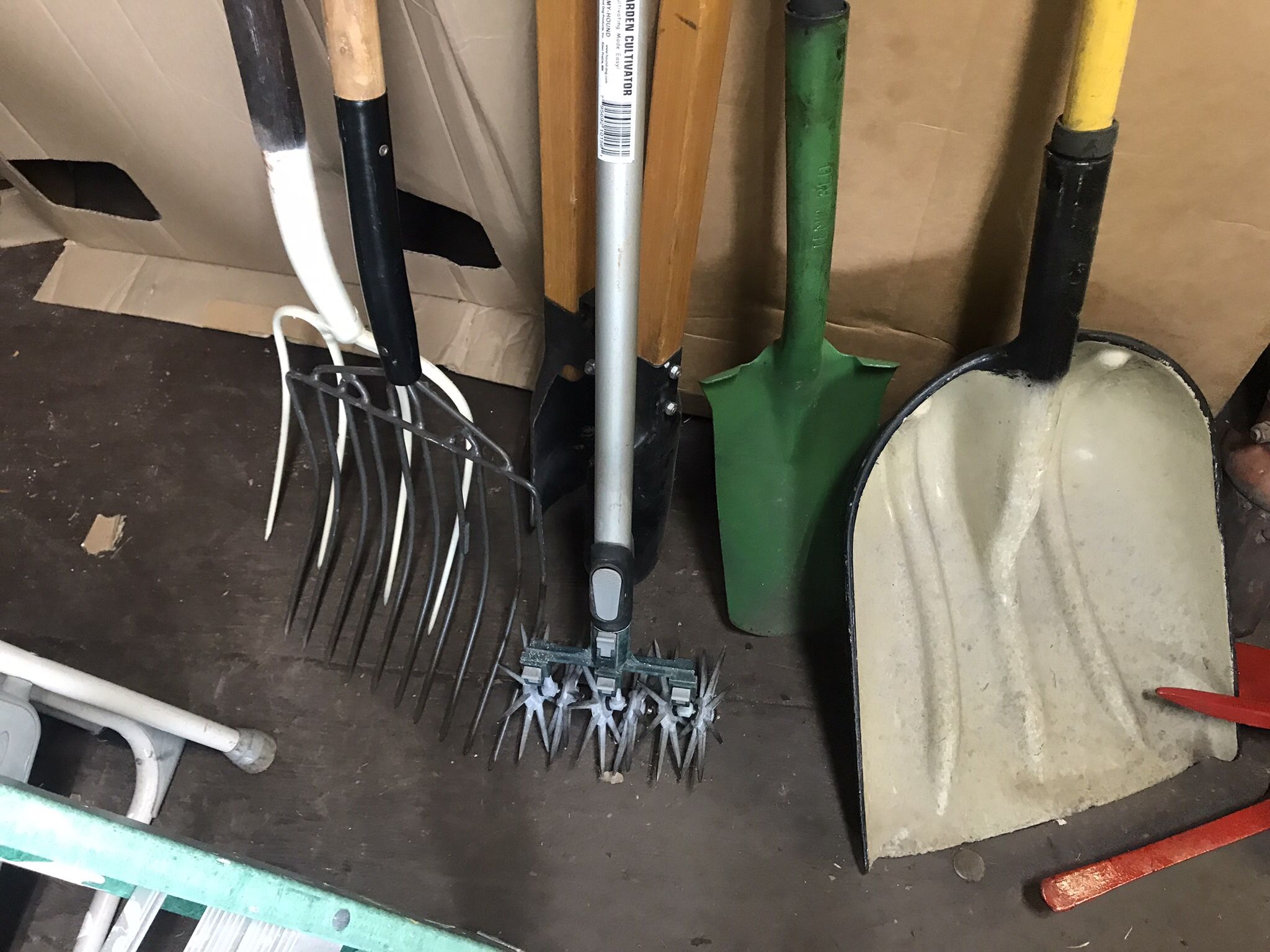 Shovels Hoes Rakes Scrapers Spades Clippers Loppers 10 Each. Pick
