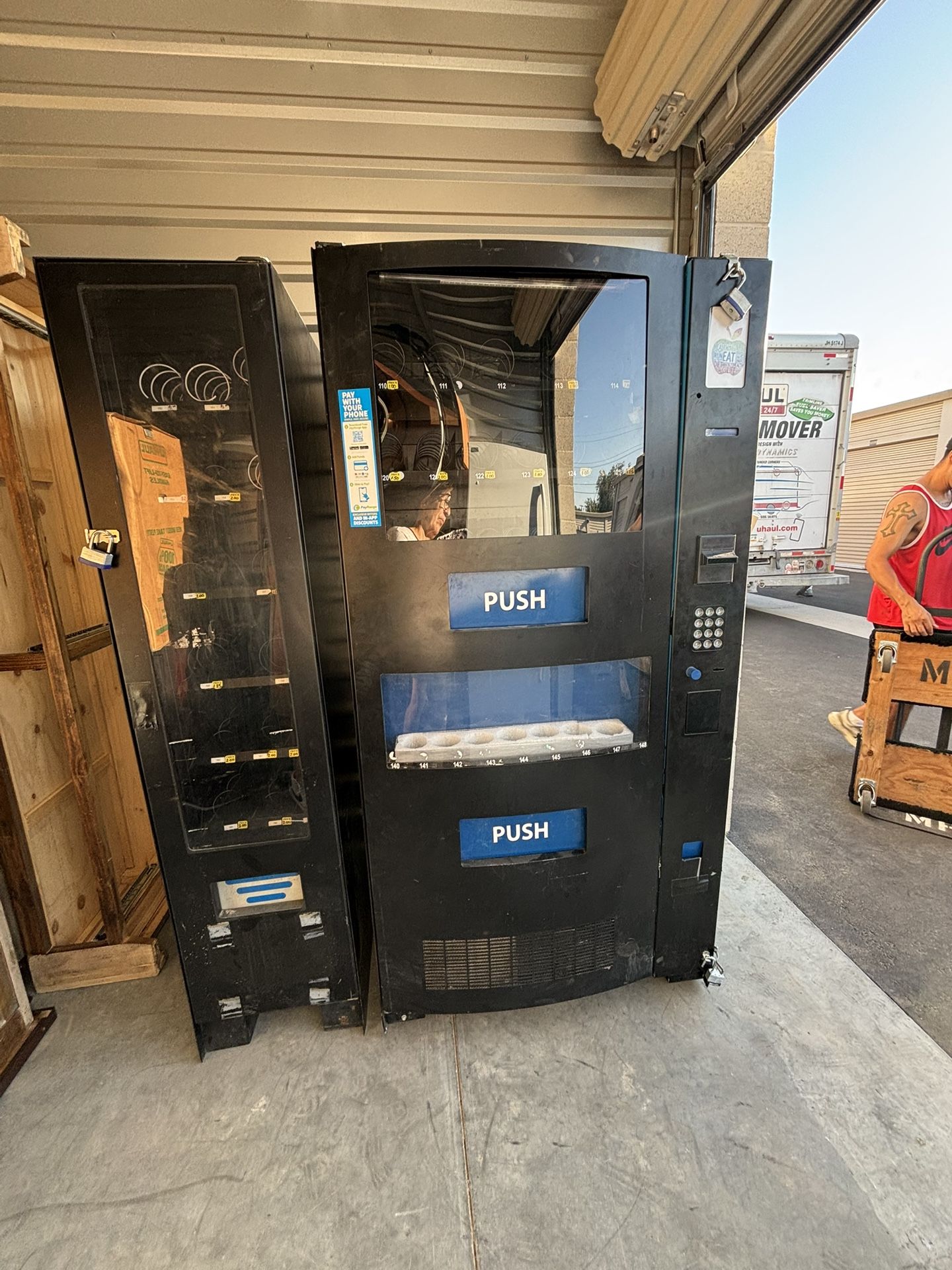 Vending Machines Small And Big With Cooler For Drinks 
