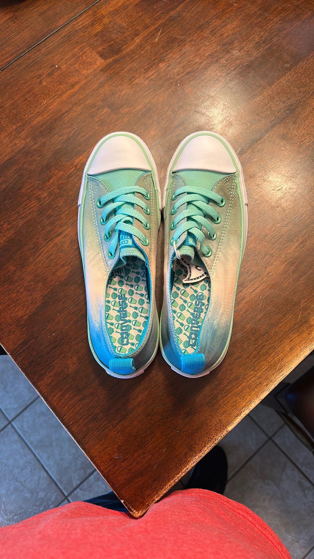 Converse Low Top Tennis Shoes