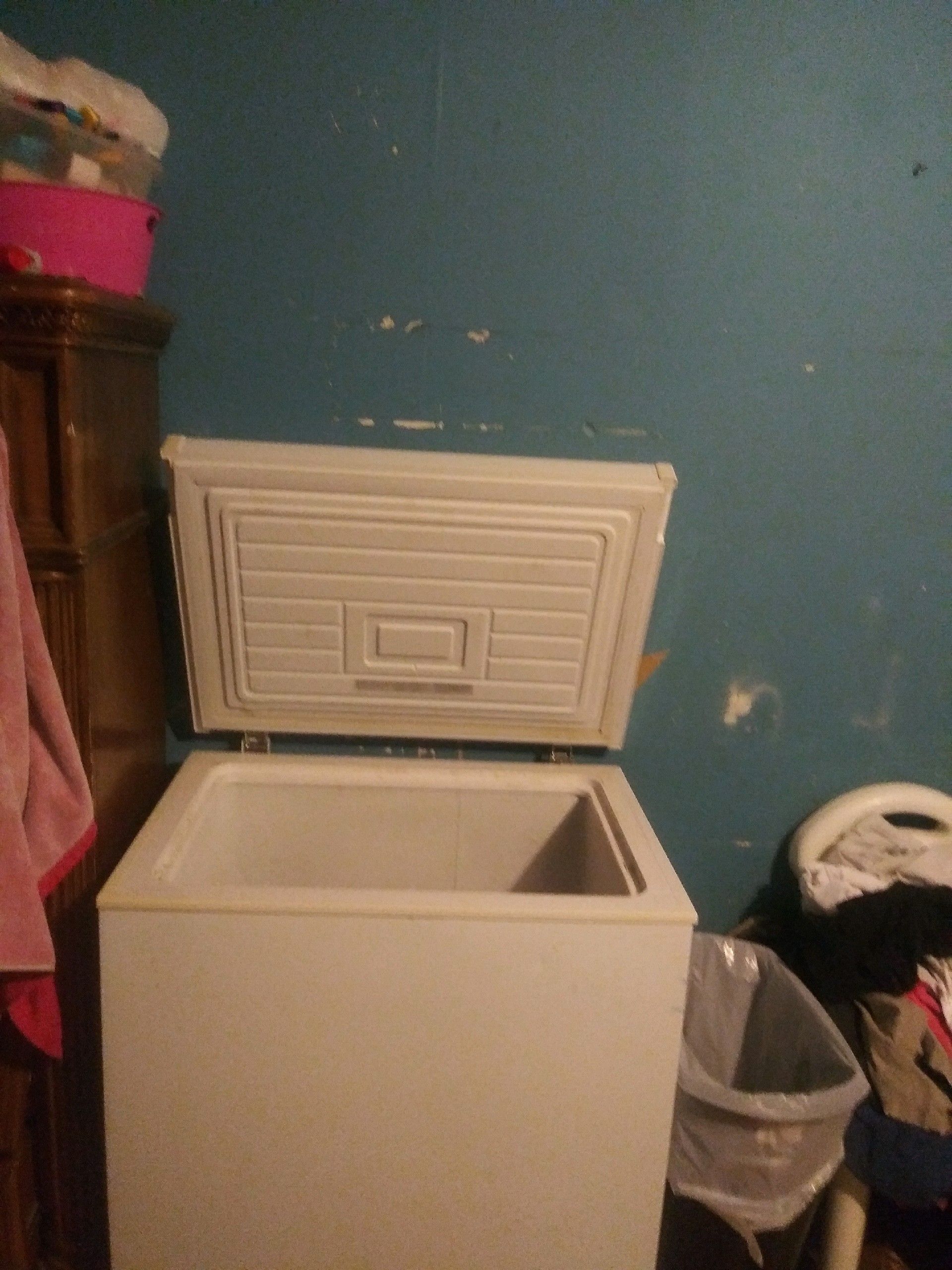 Freezer 125 kitchen sink 50 must pick up in Brownsville ASAP