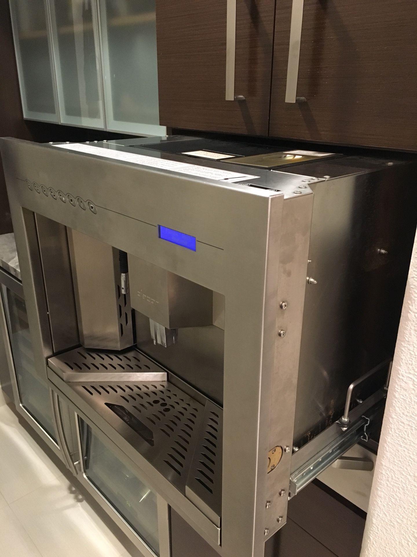 Build in coffee maker Dacor CM24P. Took it out of the cabinet, but the unit can be tested if your interested. Everything works on it.