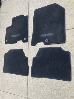 Like New -  OEM Genuine Kia Niro Black Carpet Floor Mats 2017-2022 Niro 4 pc