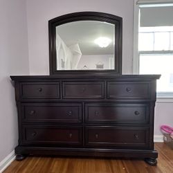 Complete bedroom Furniture Set 50% Off Retail 