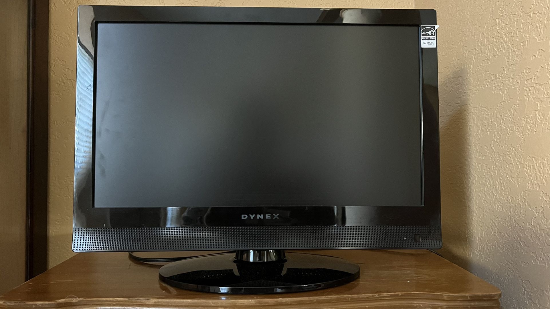 Dynex 19" LCD HDTV Monitor DX-19L150A11 Retro Video Gaming TV w/ Remote