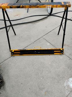2 sawhorses
