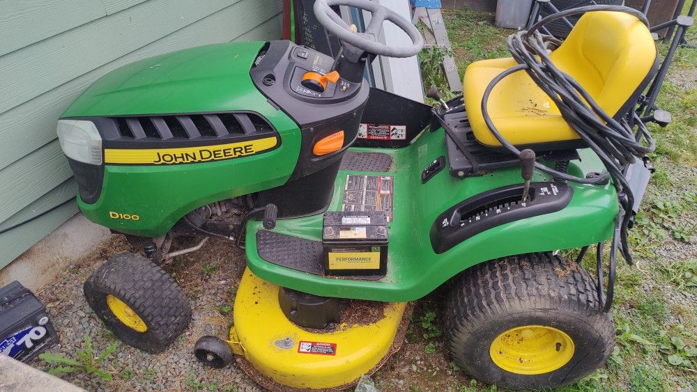 Deere D100 Lawn tractor