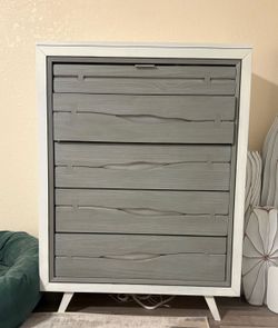 Tall 5 drawer dresser. $300 OBO