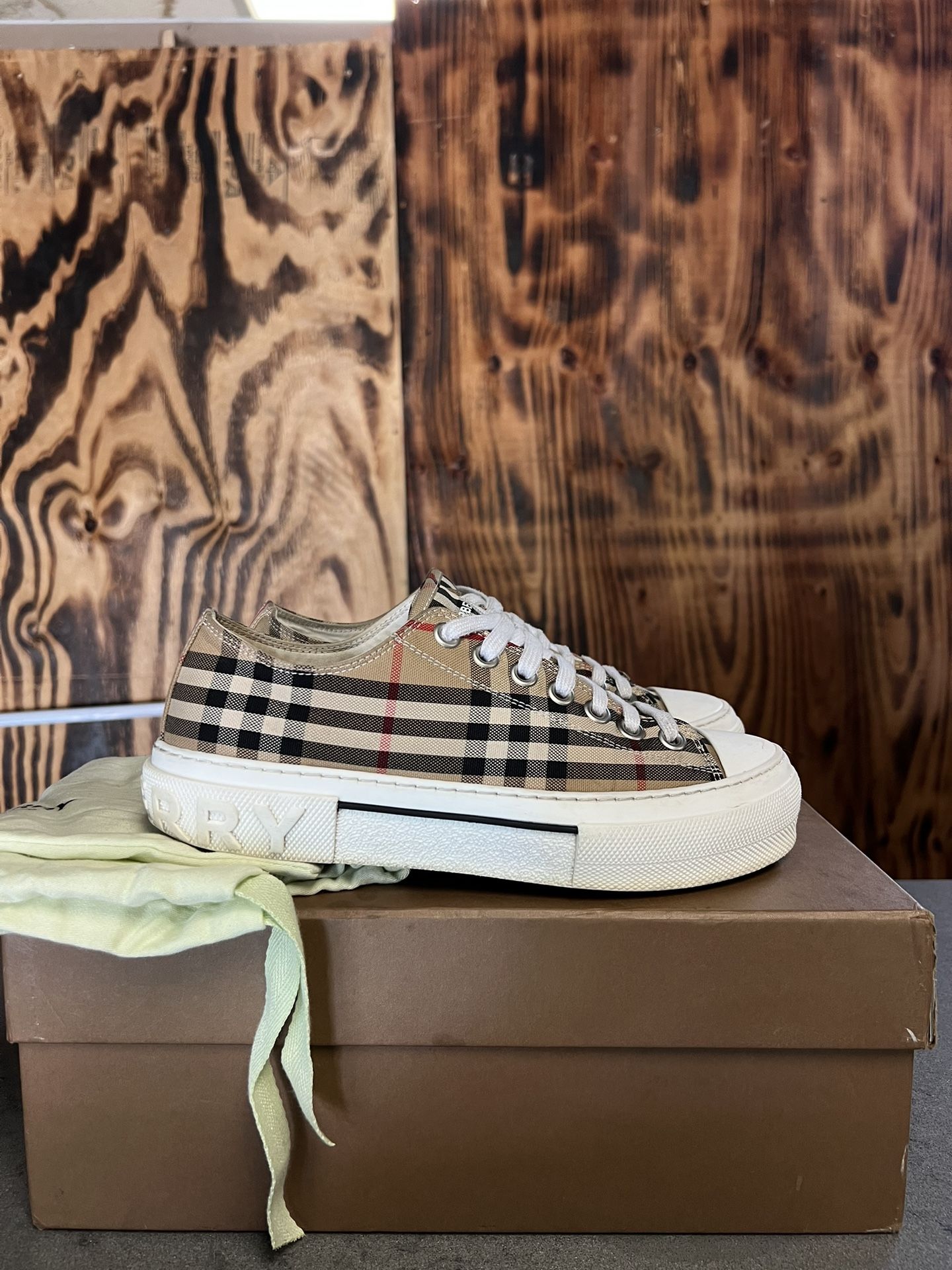 Burberry Converse Shoes Size 40EU(8-8.5M)